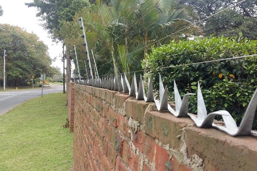 Wall Spikes together with Electric Fence